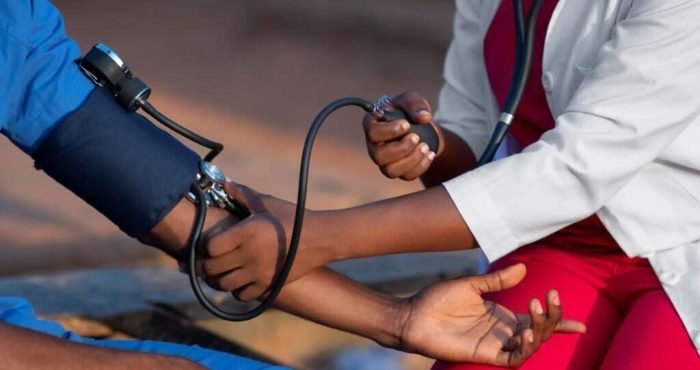 doctor-humanitarian-aid-africa-taking-care-of-patient small medecin-aide-humanitaire-afrique-prenant-soin-patient small