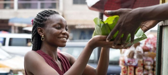 person-receiving-street-food personne-recevant-nourriture-rue